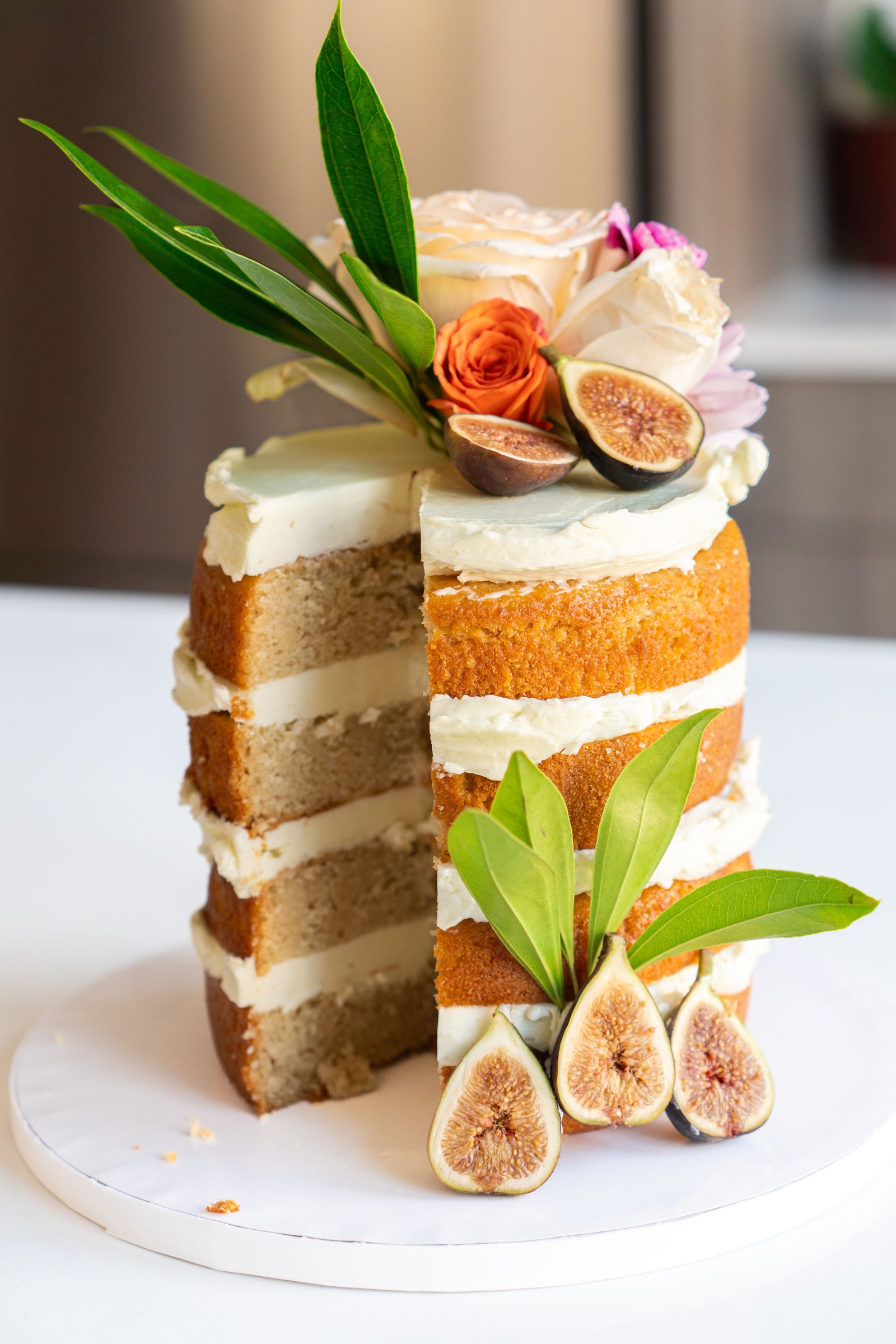 Naked cake with figs and flowers